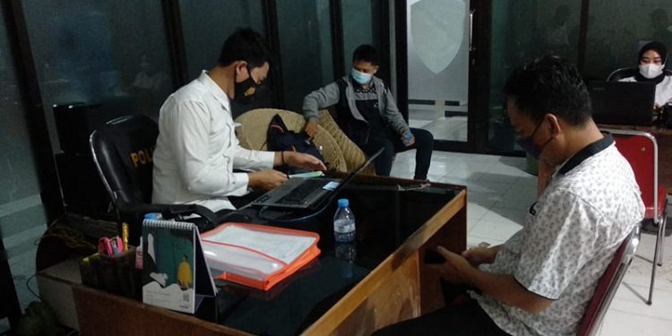 Satreskrim Polres Gorontalo saat melakukan pemeriksaan kepada terlapor Revin Pakaya/Satreskrim Polres Gorontalo