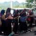 Kapolsek Bone Raya, Ipda Gendut Hartono, mengantar jemput pelajar untuk memudahkan mereka mengikuti vaksinasi, Jumat (22/10/2021). (Dok. Polda Gorontalo)