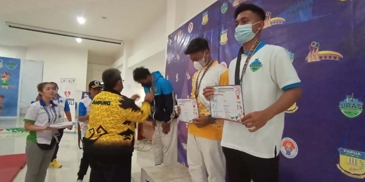 Adrian A Hamdana (kanan) asal Kelurahan Bongohulawa, Kecamatan Limboto, Kabupaten Gorontalo berhasil meraih medali perunggu di cabang Kurash PON Papua 2021. (Foto istimewa)