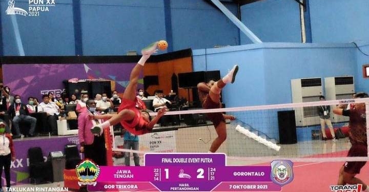 Tim sepak takraw putra Gorontalo saat berlaga menjamu tim sepak takraw putra Jawa Tengah pada PON XX Papua. (Foto istimewa)