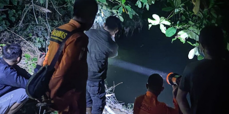 Tim Basarnas Provinsi Gorontalo melakukan pencarian terhaap HA, warga Kelurahan Molosifat U, Kecamatan Sipatana, Kota Gorontalo yang dilaporkan hilang, Ahad (10/10/2021) malam.(istimewa)