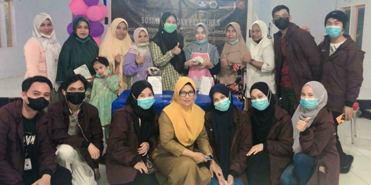 Mahasiswa Wirausaha Desa (Wiradesa) Fakultas Olahraga dan Kesehatan Universitas Negeri Gorontalo melakukan pembimbingan dan pendampingan untuk masyarakat Desa Bongoime, Kecamatan Tilongkabila, Kabupaten Bone Bolango dalam pembuatan Biskuit Kelor Bekatul (Bisketul). (Foto Istimewa)