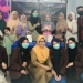 Mahasiswa Wirausaha Desa (Wiradesa) Fakultas Olahraga dan Kesehatan Universitas Negeri Gorontalo melakukan pembimbingan dan pendampingan untuk masyarakat Desa Bongoime, Kecamatan Tilongkabila, Kabupaten Bone Bolango dalam pembuatan Biskuit Kelor Bekatul (Bisketul). (Foto Istimewa)