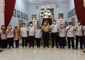 Bupati Blitar Rini Syarifah (tengah) dan tenaga ahli utama Kedeputian III Kantor Staf Presiden (KSP), Bustanul Arifin (tengah baju krem) bersama pejabat terkait, di Pendopo Ronggo Hadi Negoro, Rabu (6/10/2021). (Foto: Ma'ruf/gopos)