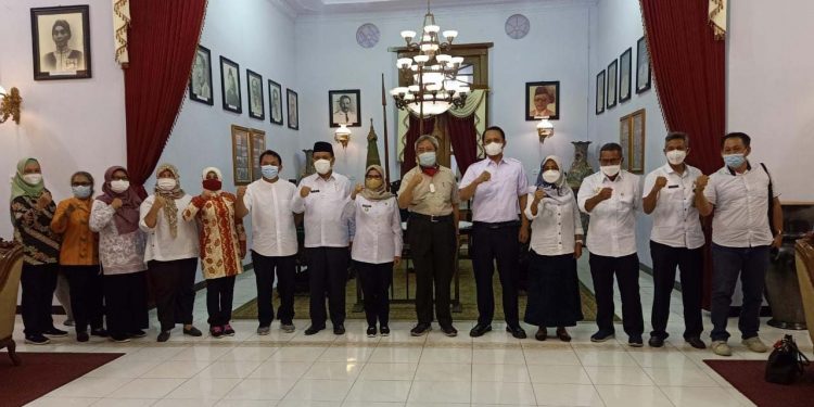 Bupati Blitar Rini Syarifah (tengah) dan tenaga ahli utama Kedeputian III Kantor Staf Presiden (KSP), Bustanul Arifin (tengah baju krem) bersama pejabat terkait, di Pendopo Ronggo Hadi Negoro, Rabu (6/10/2021). (Foto: Ma'ruf/gopos)