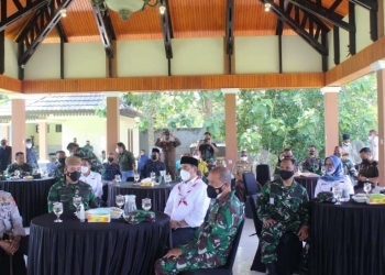 Pangdam XII/Merdeka Mayjen TNI Wanti WF. Mamahit didampingi Bupati Bone Bolango, Hamim Pou, Danrem 133 Nani Wartabone Brigjen TNI Amrin Ibrahim dan Kapolda Gorontalo, Irjen Pol Ahmad Wiyagus serta jajaran Forkopimda Provinsi dan Kabupaten Bone Bolango saat menghadiri penutupan TMMD ke 112, Kamis (14/10/2021)