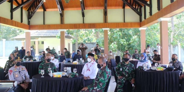 Pangdam XII/Merdeka Mayjen TNI Wanti WF. Mamahit didampingi Bupati Bone Bolango, Hamim Pou, Danrem 133 Nani Wartabone Brigjen TNI Amrin Ibrahim dan Kapolda Gorontalo, Irjen Pol Ahmad Wiyagus serta jajaran Forkopimda Provinsi dan Kabupaten Bone Bolango saat menghadiri penutupan TMMD ke 112, Kamis (14/10/2021)