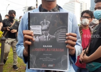 Buku Jokowi Last Season diserahkan perwakilan BEM SI saat ditemui Kepala Staf Kepresidenan Moeldoko di kawasan Patung Kuda,Jakarta. (Suara.com/Yaumal)