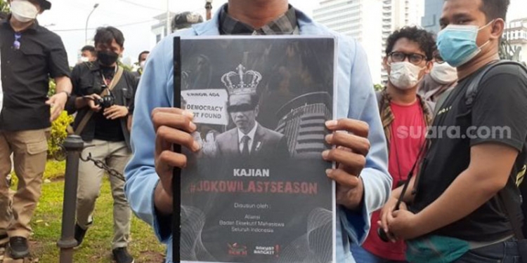 Buku Jokowi Last Season diserahkan perwakilan BEM SI saat ditemui Kepala Staf Kepresidenan Moeldoko di kawasan Patung Kuda,Jakarta. (Suara.com/Yaumal)