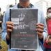 Buku Jokowi Last Season diserahkan perwakilan BEM SI saat ditemui Kepala Staf Kepresidenan Moeldoko di kawasan Patung Kuda,Jakarta. (Suara.com/Yaumal)