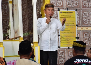 Bupati Pohuwato, Saipul Mbuinga, memberi sambutan usai salat berjemaah di Masjid Al-Mutaqin,  Dengilo.