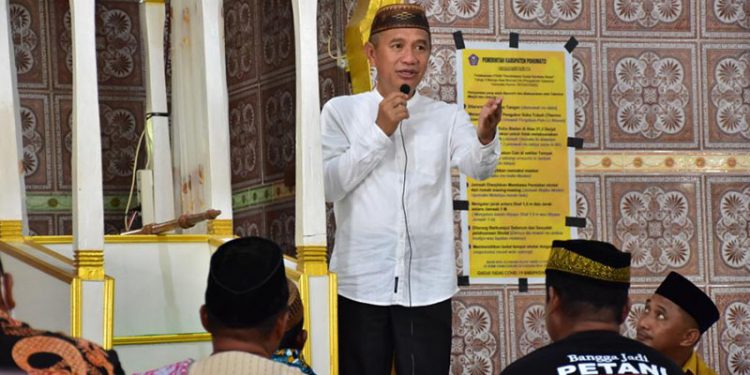 Bupati Pohuwato, Saipul Mbuinga, memberi sambutan usai salat berjemaah di Masjid Al-Mutaqin, Dengilo.