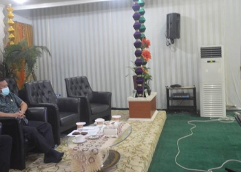 Sekretaris Satgas Covid-19 Kabupaten Gorontalo, Sumanti Maku saat mengikuti Rapat Forum Koordinasi Pimpinan Daerah (Forkopimda) Provinsi Gorontalo melalui Zoom Meeting, di Rumah Dinas Bupati Gorontalo, Selasa (19/10/2021). Foto : (Putra/Gopos)
