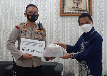 DANA COVID-Bupati Gorontalo, Nelson Pomalingo (kanan) saat memberikan dana penanganan Covid-19 untuk para kepolisian kepada Wakapolres Gorontalo, Kompol Lufti Amir (kiri), di Ruang Kerja Bupati Gorontalo, Kamis (14/10/2021). Humas Kominfo Kabupaten Gorontalo.