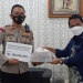 DANA COVID-Bupati Gorontalo, Nelson Pomalingo (kanan) saat memberikan dana penanganan Covid-19 untuk para kepolisian kepada Wakapolres Gorontalo, Kompol Lufti Amir (kiri), di Ruang Kerja Bupati Gorontalo, Kamis (14/10/2021). Humas Kominfo Kabupaten Gorontalo.
