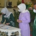 DEKRANASDA KABUPATEN GORONTALO - Ketua Dekranasda Kabupaten Gorontalo, Forry Naway saat menandatangani naskah pelantikan pengurus Dekranasda Kabupaten Gorontalo bersama Ketua Dekranasda Provinsi Gorontalo, Idah Syaidah Rusli Habibie ditemani Bupati dan Wakil Bupati Gorontalo di Gedung Kasmat Lahay, Kecamatan Limboto, Kabupaten Gorontalo, Senin (11/10/2021). Foto : Putra/Gopos.