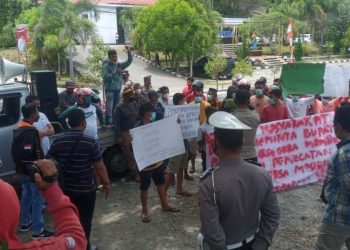 Alisansi Masyarakat Peduli Desa (AMPD) saat menggelar aksi unjuk rasa didepan Dinas Pemberdayaan Masyarakat Desa (PMD) Kabupaten Bone Bolango, Rabu (13/10/2021). (Foto istimewa)