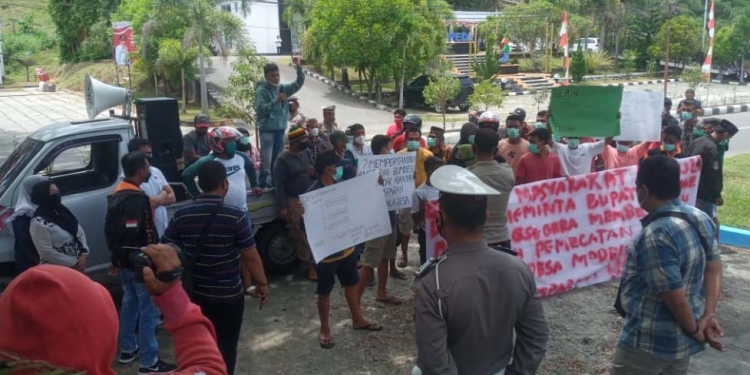 Alisansi Masyarakat Peduli Desa (AMPD) saat menggelar aksi unjuk rasa didepan Dinas Pemberdayaan Masyarakat Desa (PMD) Kabupaten Bone Bolango, Rabu (13/10/2021). (Foto istimewa)