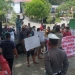 Alisansi Masyarakat Peduli Desa (AMPD) saat menggelar aksi unjuk rasa didepan Dinas Pemberdayaan Masyarakat Desa (PMD) Kabupaten Bone Bolango, Rabu (13/10/2021). (Foto istimewa)