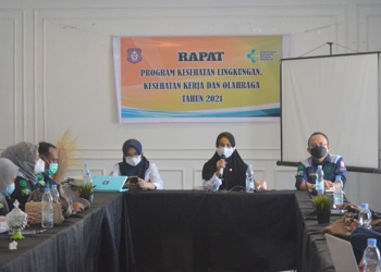 KABUPATEN/KOTA SEHAT - Dinas Kesehatan Provinsi Gorontalo mengadakan rapat program kesehatan lingkungan, kesehatan kerja dan olahraga tahun 2021 persiapan hadapi Kabupaten/Kota Sehat 2023, di Rumah Makan Marly, Kota Gorontalo, Rabu (13/10/2021). Foto : Putra/Gopos