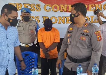 Kapolres Bone Bolango, AKBP Emil Reisite Hartanto bersama Kasat Reskrim Iptu Muhammad Arianto, menggelar konferensi pers dengan menghadirkan YS yang diduga melakukan sodomi terhadap 15 anak di bawah umur, Selasa (26/10/2021)(Foto Indra/Gopos)