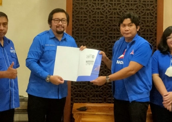 PARTAI DEMOKRAT - Calon Ketua DPD Partai Demokrat Provinsi Gorontalo, Erwin Ismail saat menyerahkan berkas pendaftaran kepada Sekretaris BPOKK DPP Partai Demokrat, Rocky Amu secara simbolik di Hotel Grand Q Kota Gorontalo, Senin (11/10/2021). Foto (Ari/Gopos)
