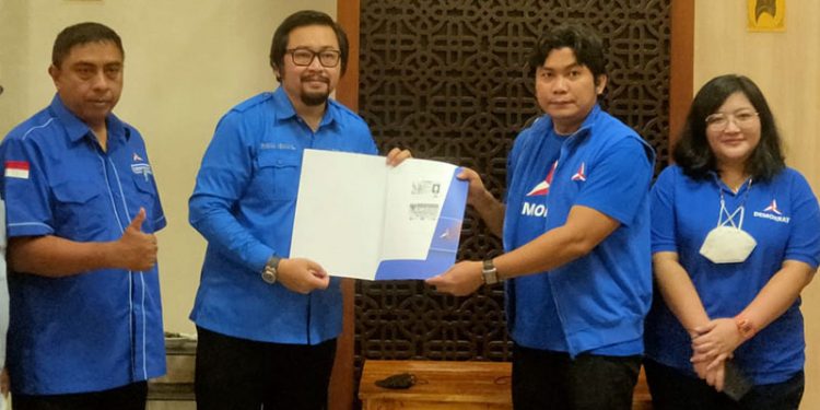 PARTAI DEMOKRAT - Calon Ketua DPD Partai Demokrat Provinsi Gorontalo, Erwin Ismail saat menyerahkan berkas pendaftaran kepada Sekretaris BPOKK DPP Partai Demokrat, Rocky Amu secara simbolik di Hotel Grand Q Kota Gorontalo, Senin (11/10/2021). Foto (Ari/Gopos)