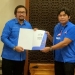 PARTAI DEMOKRAT - Calon Ketua DPD Partai Demokrat Provinsi Gorontalo, Erwin Ismail saat menyerahkan berkas pendaftaran kepada Sekretaris BPOKK DPP Partai Demokrat, Rocky Amu secara simbolik di Hotel Grand Q Kota Gorontalo, Senin (11/10/2021). Foto (Ari/Gopos)