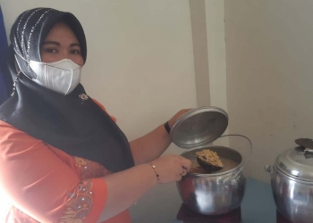 Kepala Sub Bagian Perencanaan, Dinas Pendidikan dan Kebudayaan Bone Bolango, Ivvone Margareta Ismail saat mengenalkan sajian menu makanan lokal di Resepsi Festival Polopalo. (Foto Afik/Diskominfo)