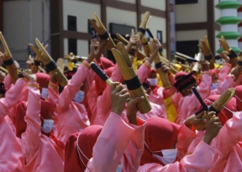 Siswa siswi SD dan SMP saat memainkan alat musik polopalo di acara pembukaan Festival Polopalo yang diselenggarakan di Kabupaten Bone Bolango. (Foto Irul/Diskominfo)