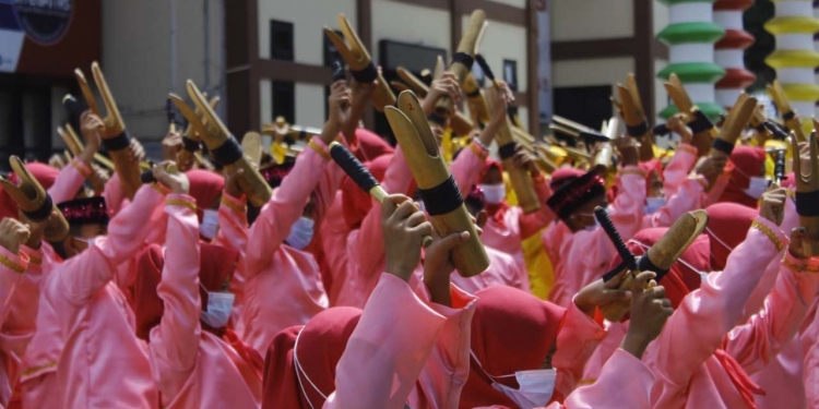 Siswa siswi SD dan SMP saat memainkan alat musik polopalo di acara pembukaan Festival Polopalo yang diselenggarakan di Kabupaten Bone Bolango. (Foto Irul/Diskominfo)