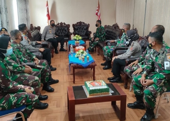 Kunjungi Markas angkatan laut, Kapolres Gorontalo kota, AKBP Suka Irawanto S.I.K., M.Si., didampingi Kabag OPS AKP Ryan Dodo Hutagalung, disambut hangat Wadanlanal, Kapten Laut (P) Jawawi (Palaksa Lanal Gorontalo) serta sfaf Angkatan Laut, Selasa (5/10/2021). Foto : Humas