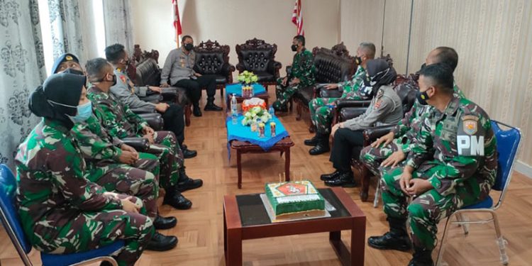Kunjungi Markas angkatan laut, Kapolres Gorontalo kota, AKBP Suka Irawanto S.I.K., M.Si., didampingi Kabag OPS AKP Ryan Dodo Hutagalung, disambut hangat Wadanlanal, Kapten Laut (P) Jawawi (Palaksa Lanal Gorontalo) serta sfaf Angkatan Laut, Selasa (5/10/2021). Foto : Humas
