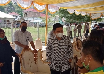 Ketua DPRD Kota Gorontalo, Hardi Sidiki sedang berbincang dengan beberapa warga yang tinggal di rumah susun sewa (rusunawa) Masyakarat Berpenghasilan Rendah (MBR), Sabtu (2/10/2021). (Foto: Sari/gopos)