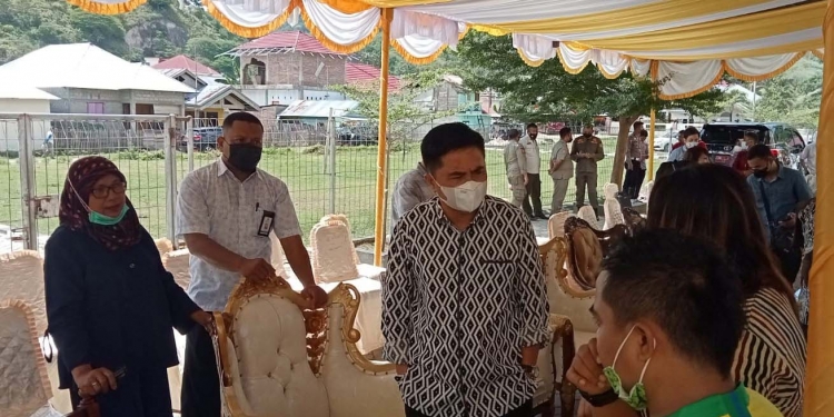 Ketua DPRD Kota Gorontalo, Hardi Sidiki sedang berbincang dengan beberapa warga yang tinggal di rumah susun sewa (rusunawa) Masyakarat Berpenghasilan Rendah (MBR), Sabtu (2/10/2021). (Foto: Sari/gopos)