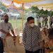 Ketua DPRD Kota Gorontalo, Hardi Sidiki sedang berbincang dengan beberapa warga yang tinggal di rumah susun sewa (rusunawa) Masyakarat Berpenghasilan Rendah (MBR), Sabtu (2/10/2021). (Foto: Sari/gopos)