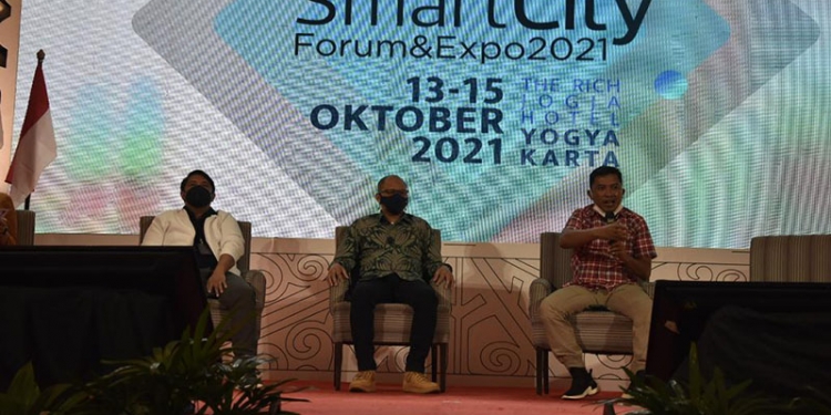 SMART CITY FORUM & EXPO 2021 - Kepala Dinas Komunikasi dan Informatika (Kominfo) Kabupaten Gorontalo, sekaligus Ketua Umum Asosiasi Kepala Dinas Komunikasi dan Informatika se Indonesia, Haris Suparto Tome saat menjadi narasumber di Indo Smart City Forum & Expo 2021, di Hotel Rich Jogja, Yogyakarta, Jumat (15/10/2021). Humas Kominfo Kabupaten Gorontalo