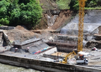 Pembangunan PLTMH di Desa Poduwoma, Kecamatan Suwawa Timur, Kabupaten Bone Bolango, Selasa (26/10/2021). (Foto: Haris)