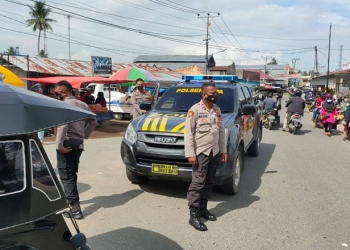 Personel Polsek Tapa melakukan sosialisasi protokol kesehatan (prokes) kepada masyarakat pengunjung pasar tradisional, Kamis (21/10/2021).