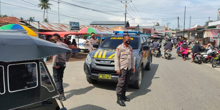 Personel Polsek Tapa melakukan sosialisasi protokol kesehatan (prokes) kepada masyarakat pengunjung pasar tradisional, Kamis (21/10/2021).