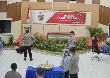 Tangkapan layar video dugaan penganiayaan Kapolres Nunukan terhadap anak buahnya yang beredar dan viral di media sosial. (istimewa)