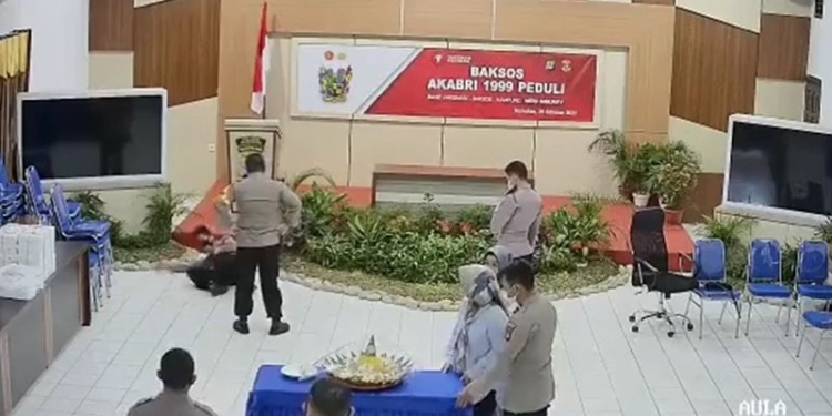 Tangkapan layar video dugaan penganiayaan Kapolres Nunukan terhadap anak buahnya yang beredar dan viral di media sosial. (istimewa)