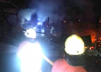 Damkar Kabupaten Gorontalo saat melakukan pemadaman satu unit rumah yang terbakar di Kecamatan Tibawa, Kabupaten Gorontalo, Ahad (17/10/2021). Istimewa