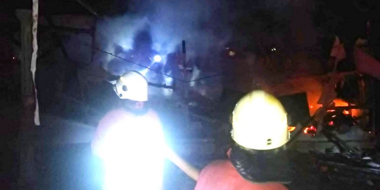 Damkar Kabupaten Gorontalo saat melakukan pemadaman satu unit rumah yang terbakar di Kecamatan Tibawa, Kabupaten Gorontalo, Ahad (17/10/2021). Istimewa