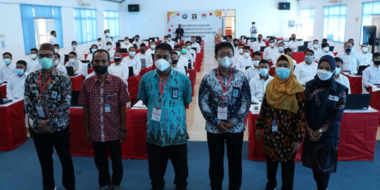 Persiapan pelaksanaan Seleksi Kompetensi Dasar (SKD) Calon Pegawai Negeri Sipil (CPNS) Kementerian Hukum dan Hak Asasi Manusia (KemenkumHAM) oleh panitia daerah, Kanwil KemenkumHAM Gorontalo, Sabtu (16/10/2021). Foto : Ibrahim/Humas