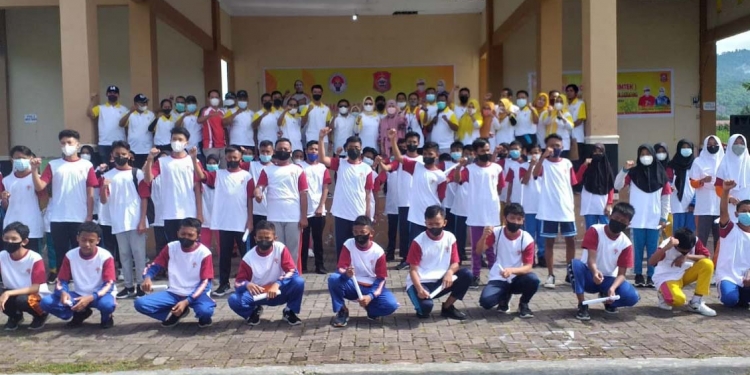 Siswa di Bone Bolango saat mengikuti pembukaan pemanduan bakat olahraga yang diselenggarakan oleh Kementerian Pemuda dan Olahraga Republik Indonesia. (Foto Indra/Gopos)