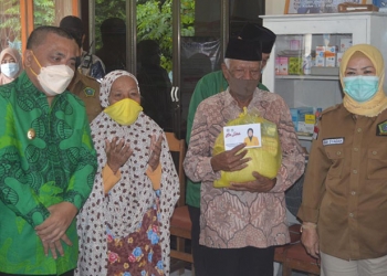 Wakil Bupati Gorontalo, Hendra S Hemeto bersama Ketua LKKS Provinsi Gorontalo, Idah Syaidah saat memberikan bantuan kepada para lansia di LKS Lansia Beringin, Kelurahan Hutuo, Kecamatan Limboto, Selasa (12/10/2021). Foto : Putra/Gopos.