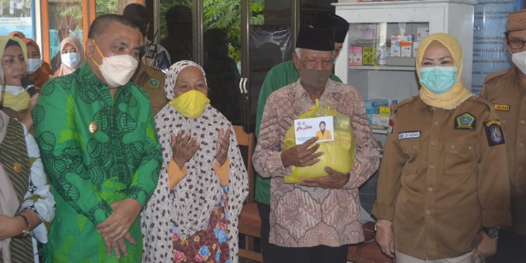 Wakil Bupati Gorontalo, Hendra S Hemeto bersama Ketua LKKS Provinsi Gorontalo, Idah Syaidah saat memberikan bantuan kepada para lansia di LKS Lansia Beringin, Kelurahan Hutuo, Kecamatan Limboto, Selasa (12/10/2021). Foto : Putra/Gopos.