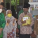 Wakil Bupati Gorontalo, Hendra S Hemeto bersama Ketua LKKS Provinsi Gorontalo, Idah Syaidah saat memberikan bantuan kepada para lansia di LKS Lansia Beringin, Kelurahan Hutuo, Kecamatan Limboto, Selasa (12/10/2021). Foto : Putra/Gopos.