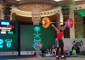 Lifter muda Indonesia Satrio Adi Nugroho, saat tampil di Kejuaraan Angkat Besi Dunia Remaja U-17 di Jeddah, Arab Saudi, Rabu (6/10/2021). (ANTARA/HO-PABSI).